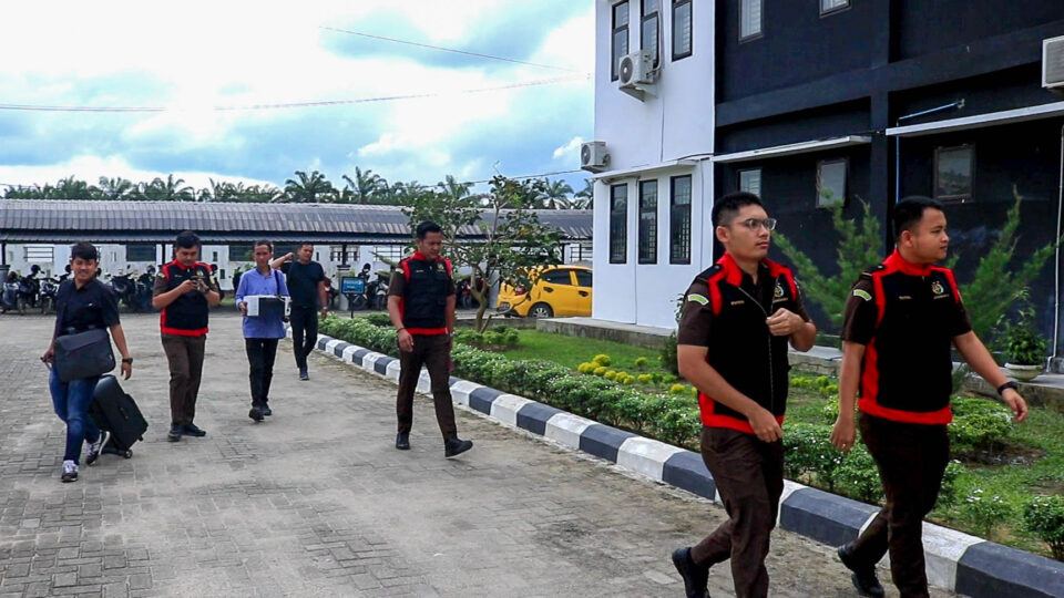 KEJAKSAAN NEGERI LABUHANBATU GELEDAH KANTOR DINAS PENDIDIKAN KABUPATEN ...