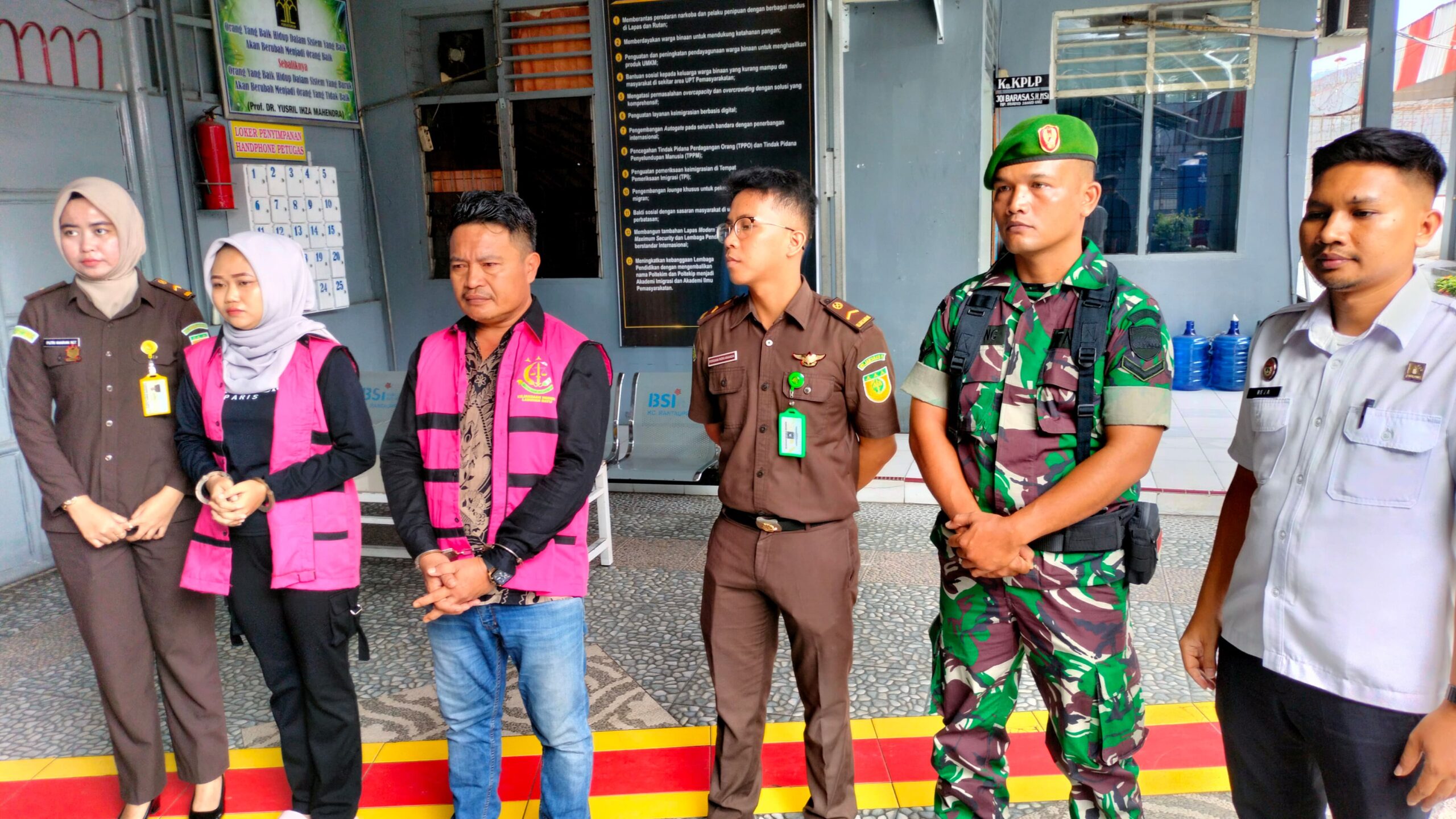 TAHAP II (PENYERAHAN TERSANGKA DAN BARANG BUKTI) KASUS TINDAK PIDANA KORUPSI PENGELOLAAN ANGGARAN PENDAPATAN DAN BELANJA DESA (APBDES) DESA BANDAR KUMBUL KABUPATEN LABUHAN BATU T.A 2018-2022 DI KANTOR KEJAKSAAN NEGERI LABUHANBATU
