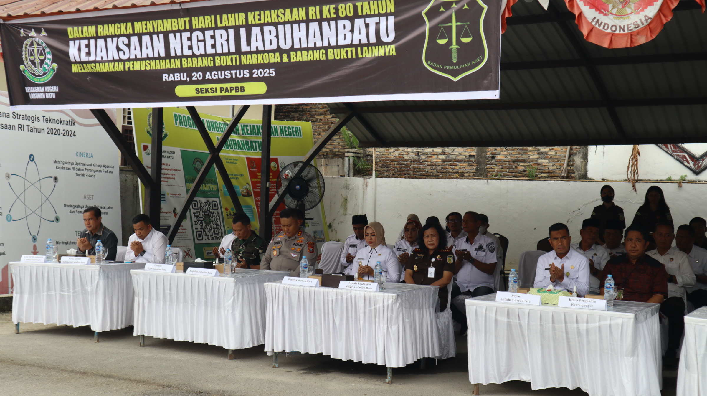 DALAM RANGKA PERINGATAN HARI LAHIR KEJAKSAAN KE-80, KEJAKSAAN NEGERI LABUHANBATU MUSNAKAN BARANG BUKTI